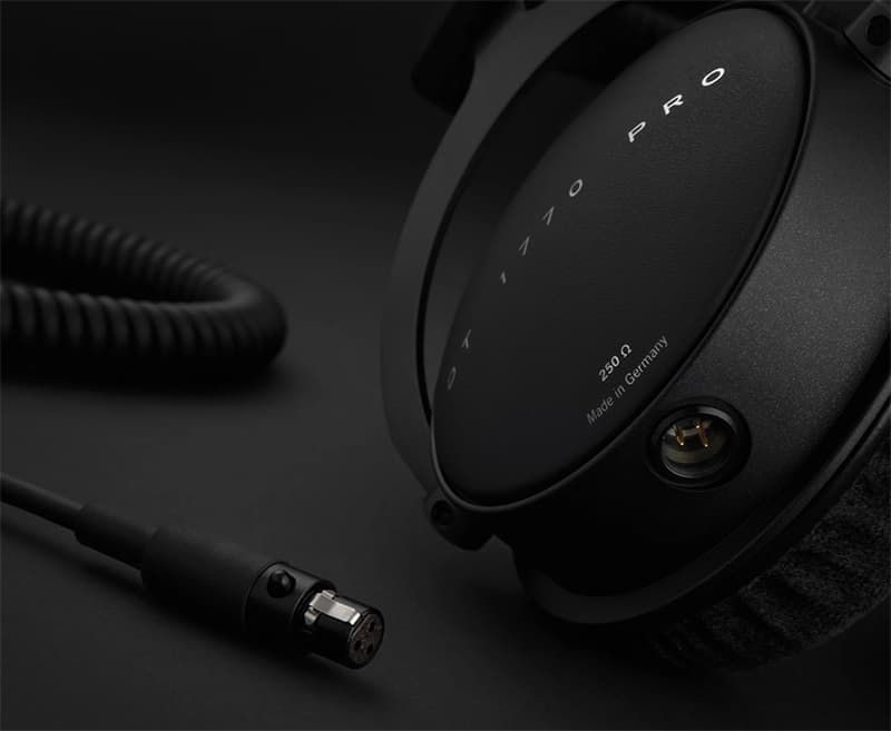 Beyerdynamic DT 1770 Pro ear cup connection.