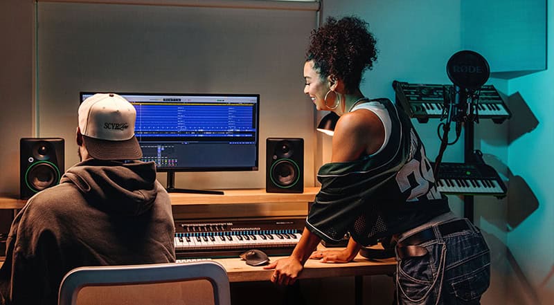 Mackie CR8BT Studio.