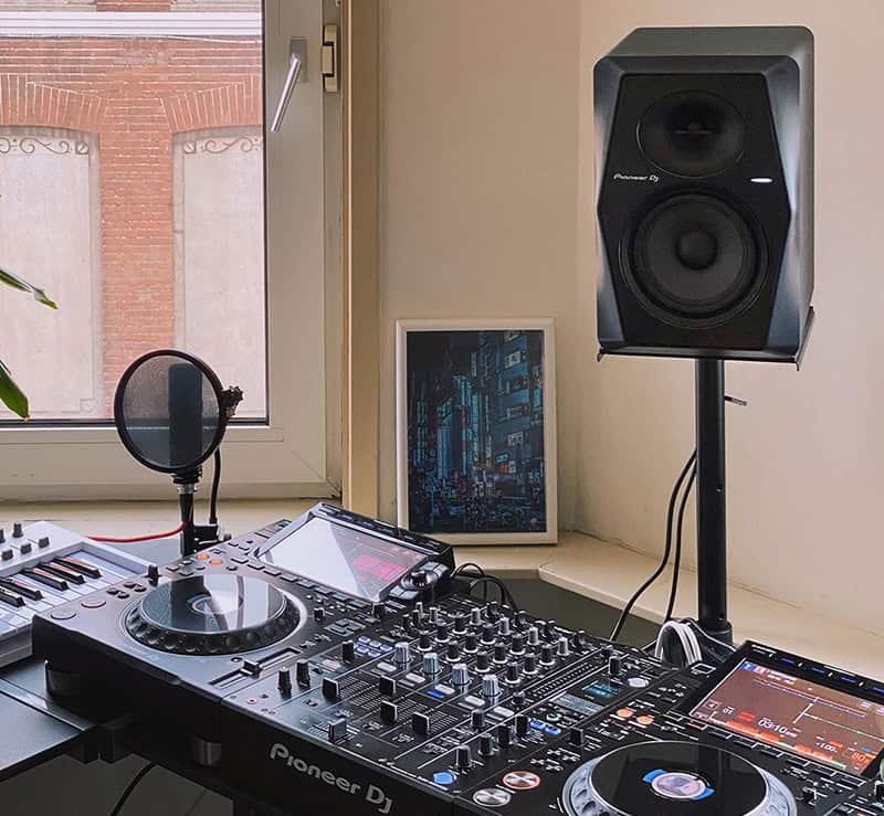 Pioneer DJ VM-70 DJing.