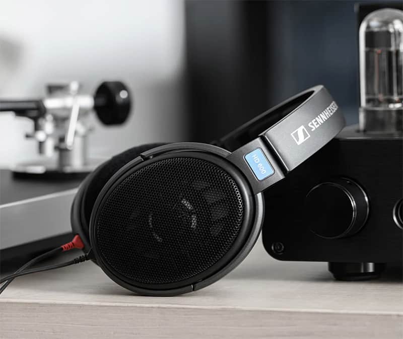 Sennheiser HD 600 next to an amp