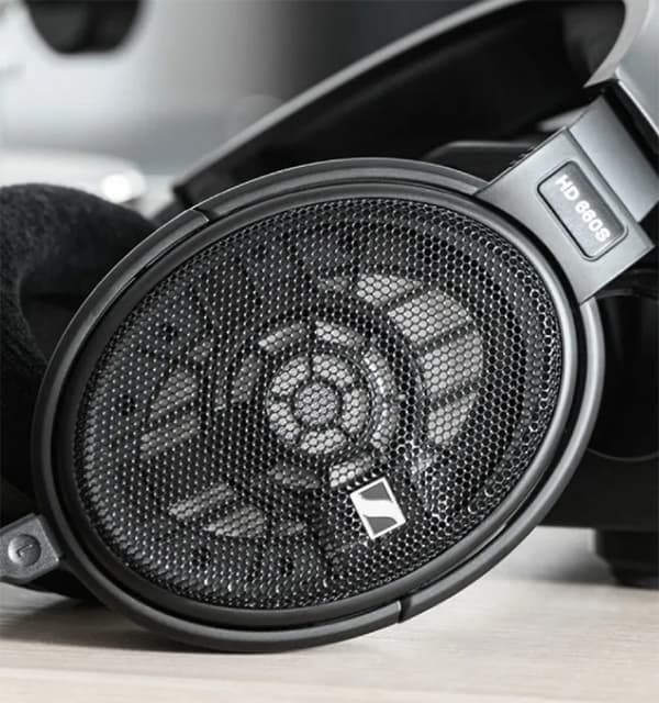 Close up photo of the Sennheiser HD 660S.